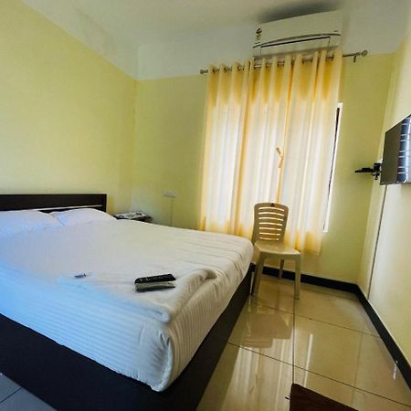 Akr Residency Hotel Kazhakuttam Bagian luar foto