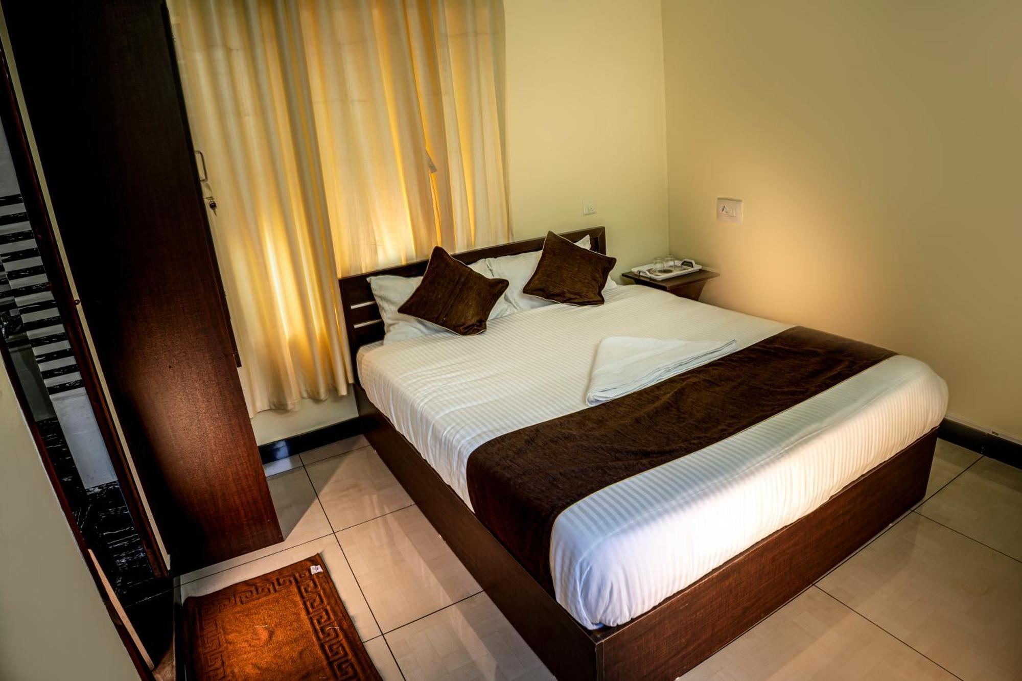Akr Residency Hotel Kazhakuttam Bagian luar foto