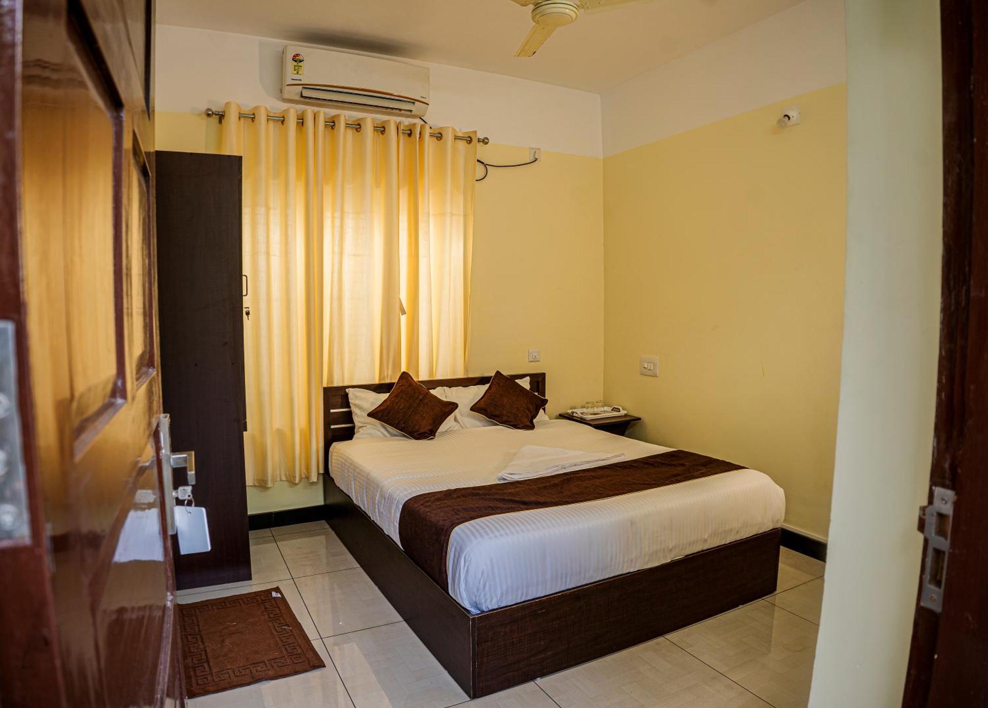Akr Residency Hotel Kazhakuttam Bagian luar foto