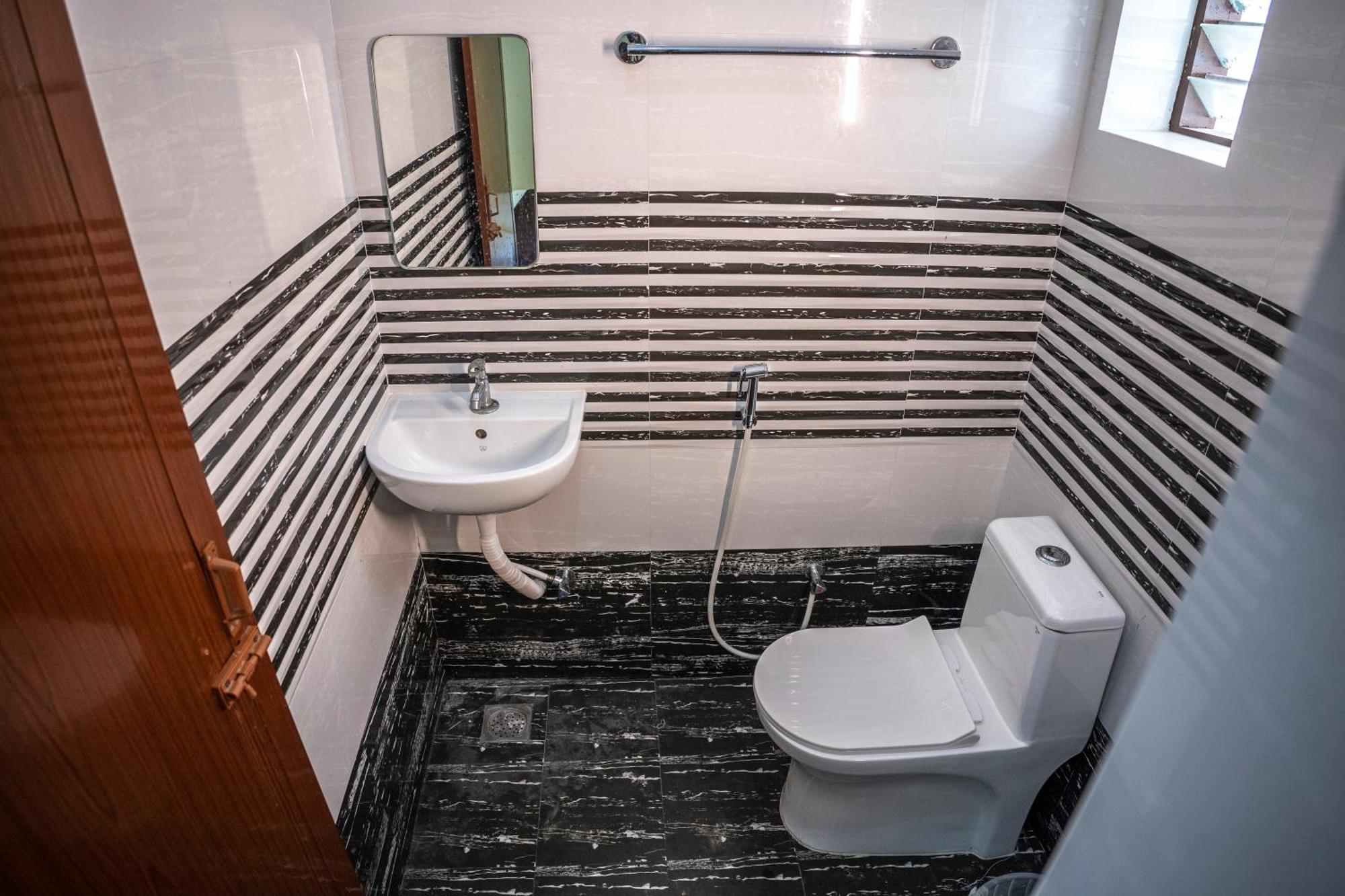 Akr Residency Hotel Kazhakuttam Bagian luar foto