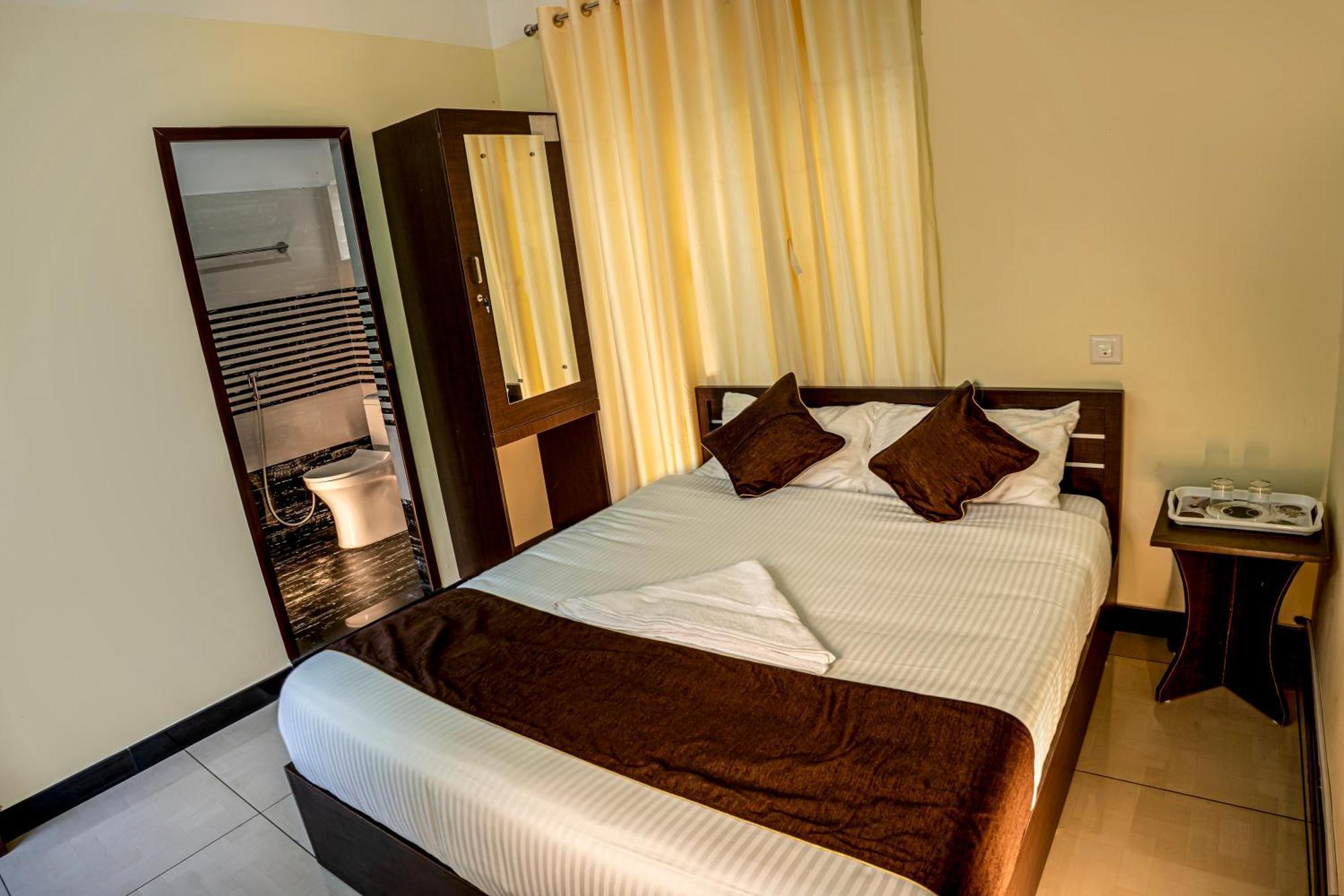 Akr Residency Hotel Kazhakuttam Bagian luar foto