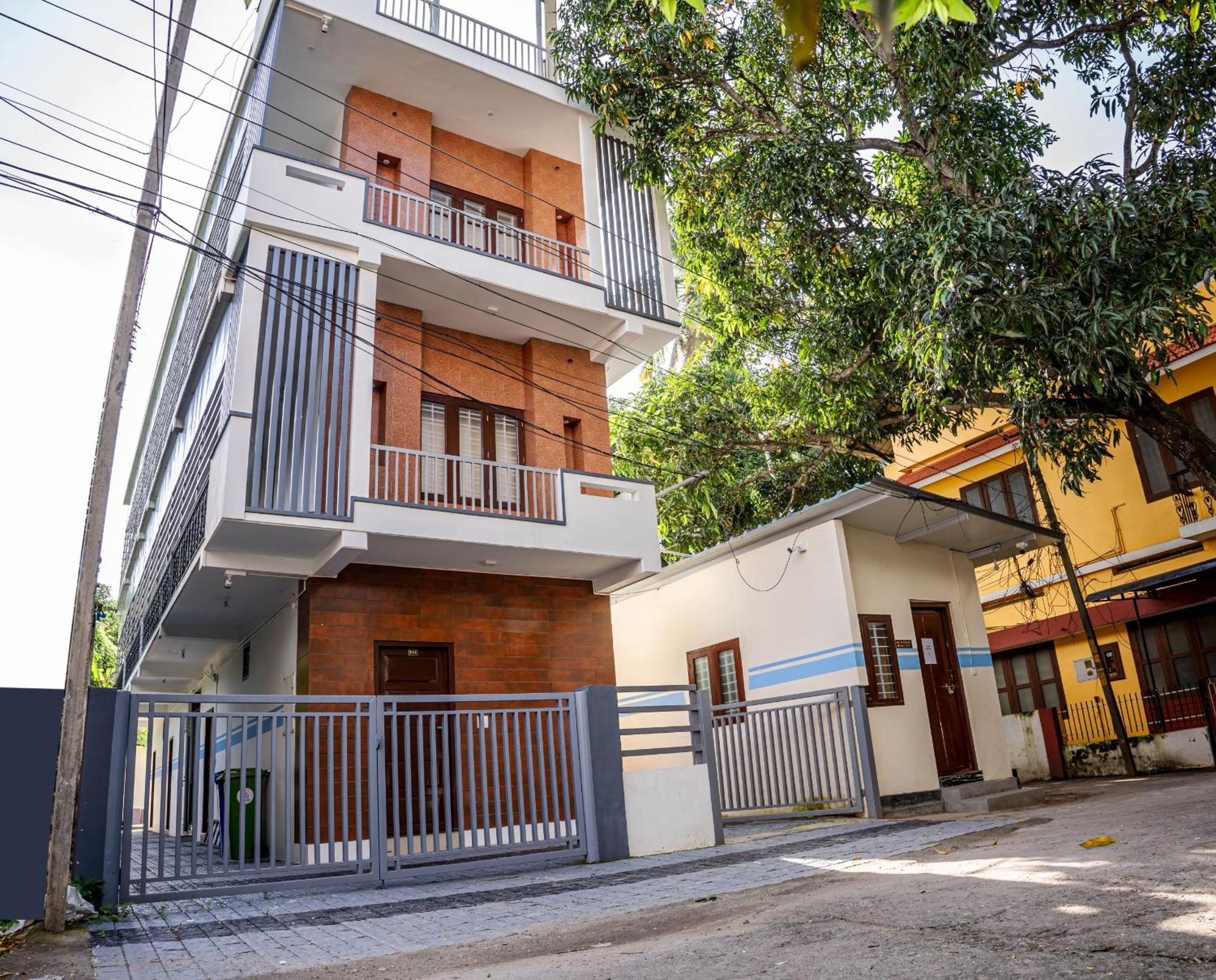 Akr Residency Hotel Kazhakuttam Bagian luar foto