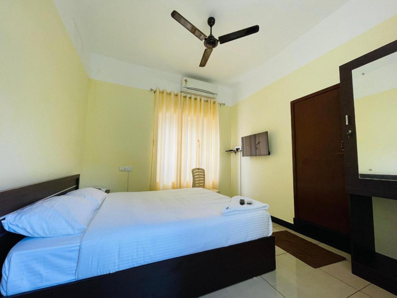Akr Residency Hotel Kazhakuttam Bagian luar foto