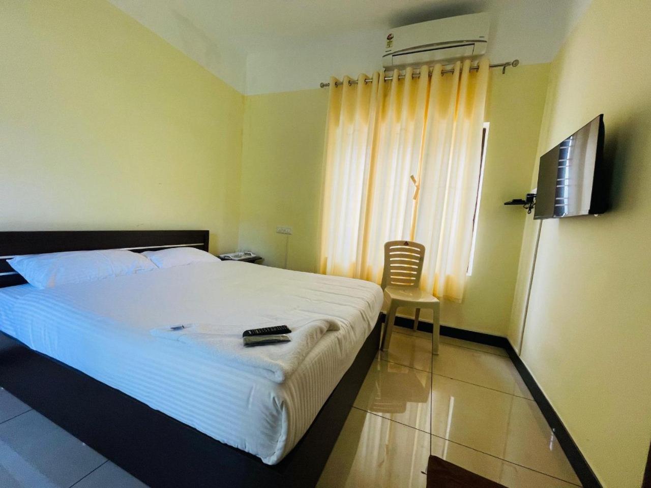 Akr Residency Hotel Kazhakuttam Bagian luar foto